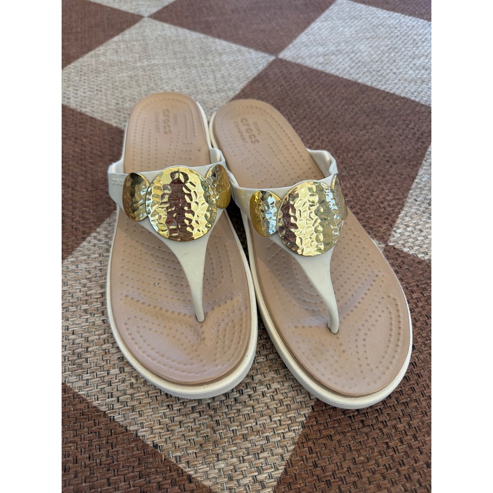 Crocs Sanrah Hammered Circle Medallion Sandals Cream Tan Womens 8